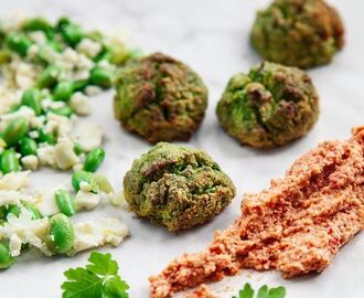 Gröna ärtbollar med råmarinerad blomkål och cashewdipp