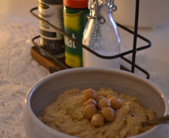 Lammfärsbiffar med tabouleh, raita och hummus