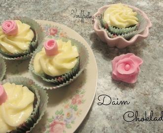 Choklad- och daimcupcakes med vaniljfrosting