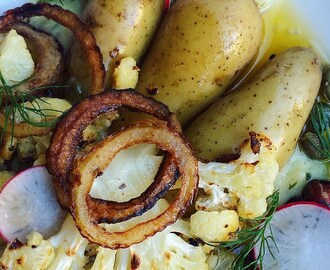 Rostad blomkål med kokt mandelpotatis, ramslöksmajonnäs och lökringar