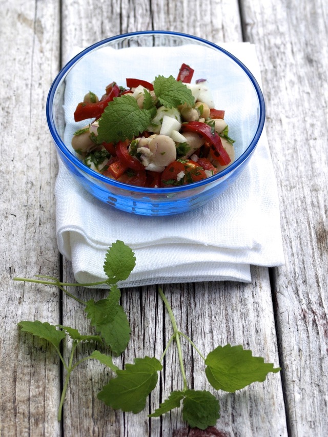 Salat med epler, mozarella og kikerter