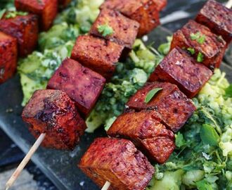 Grillad och Rödbetsmarinerad Tofu med Örtsallad