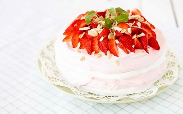Glasstårta med jordgubbsglass