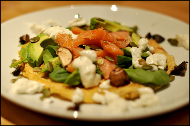 Glutenfri wrap med rökt lax, avokado och pepparrotskräm