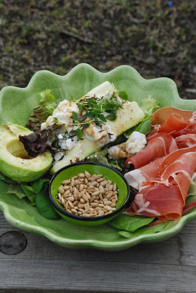 Gratinerad zucchini med chévre, avokado och parmaskinka