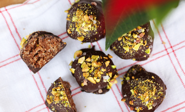 Chokladbollar med julkryddor – doppade i choklad