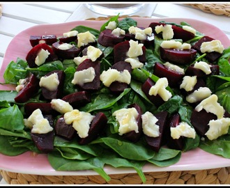 Sallad med rödbetor, spenat och chevré