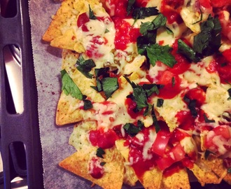 Ugnsgratinerade nachos med jalapeños, tomater och persilja