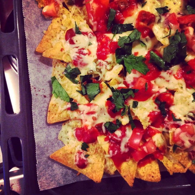 Ugnsgratinerade nachos med jalapeños, tomater och persilja