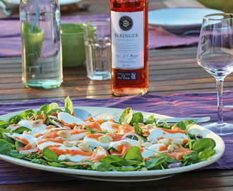 Mozzarellasallad med tomatsås och rostad mandel