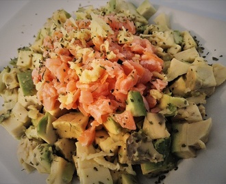 Nido di avocado con tartare di salmone