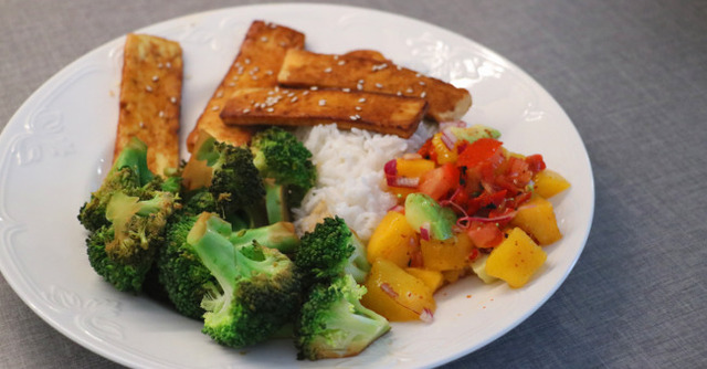 Lär dig äta mer vego: Tofu med mangosalsa och kokosris