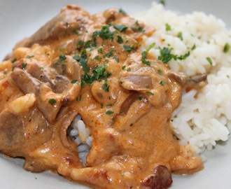 Vegetarisk stroganoff med champinjoner och halloumi