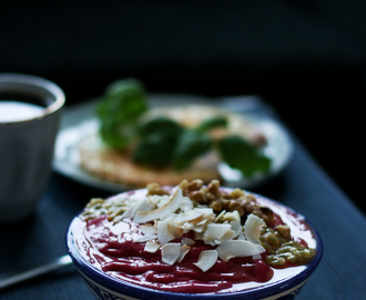 SMOOTHIE BOWL MED BRUNA BANANER