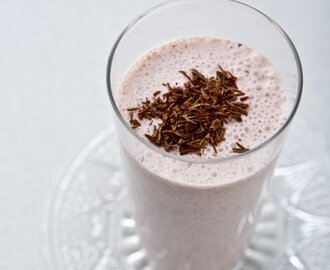 Läcker smoothie med jordgubb, choklad och lakrits