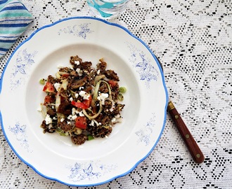 Quinoa med lammfärs, champinjoner och spetskål