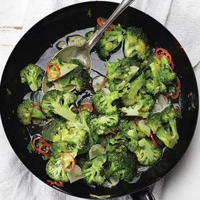 Broccoli med vitlök, chili och vitt vin