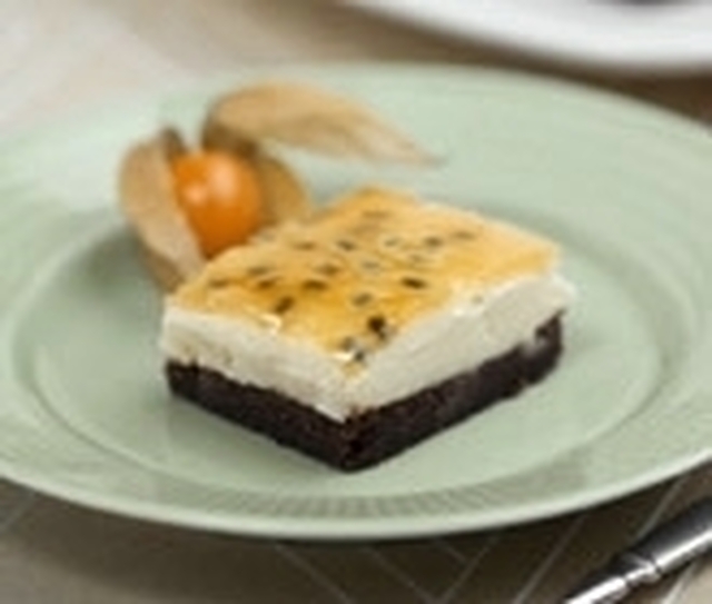 Moussetårta med vit choklad och passionstäcke