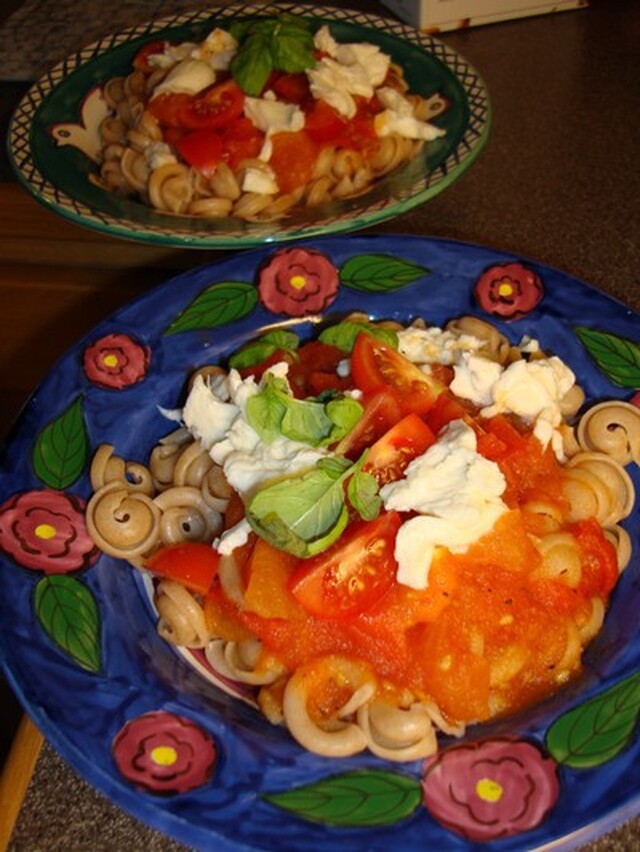 Pasta med färsk tomatsås och mozzarella