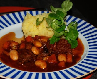 Högrevsgryta med vita spanska bönor och rotfrukter med stött potatis