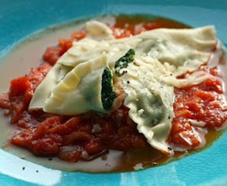 Hemlagad pasta med två fyllningar och mustig tomatsås