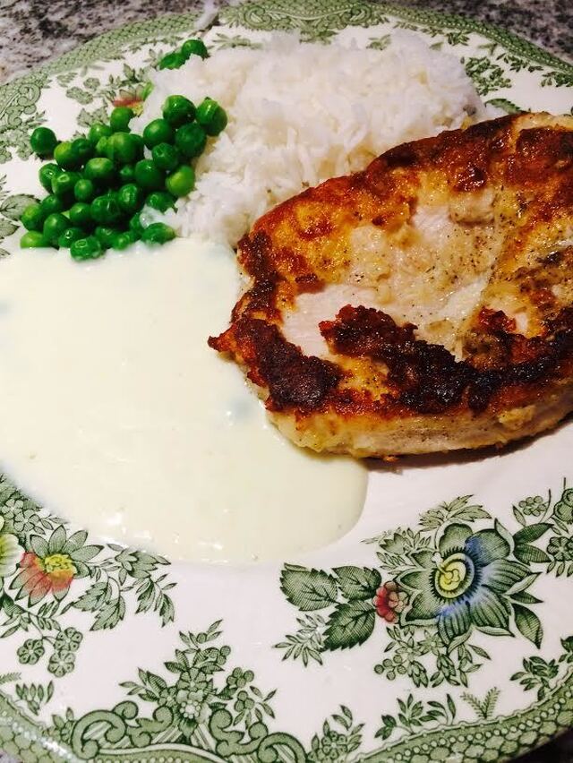 Kalkonschnitzel med citronpiffig sås och gröna ärtor