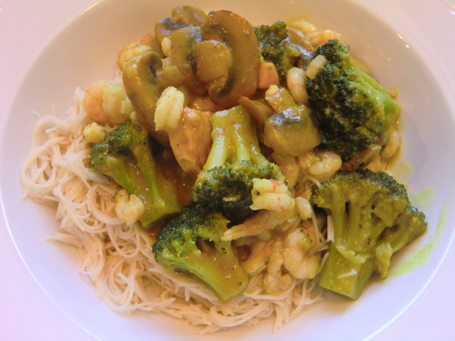 Nudelpanna med champinjoner, broccoli, räkor och krämig currykokossås