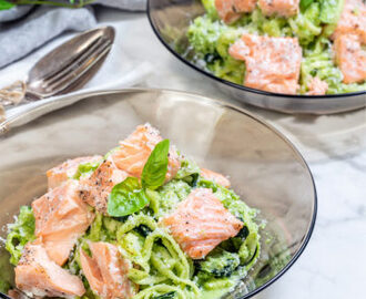 Lax med zucchinipasta och broccolipesto