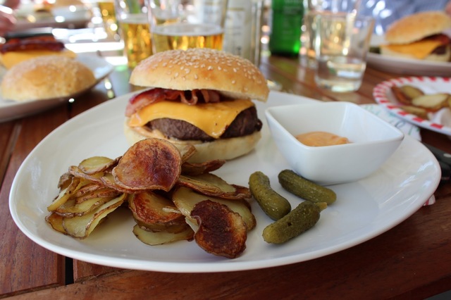 Födelsedagsfirande, hamburgertallrik och klassisk jordgubbstårta