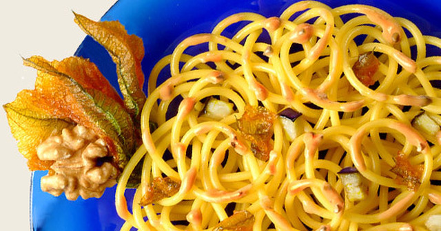 Spaghettoni med Pesto alla Siciliana, aubergine och zucchiniblommor.