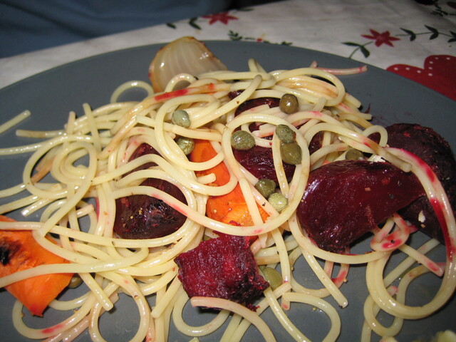 Rostade rödbetor, lök och morötter med balsamvinäger och kapris till pasta