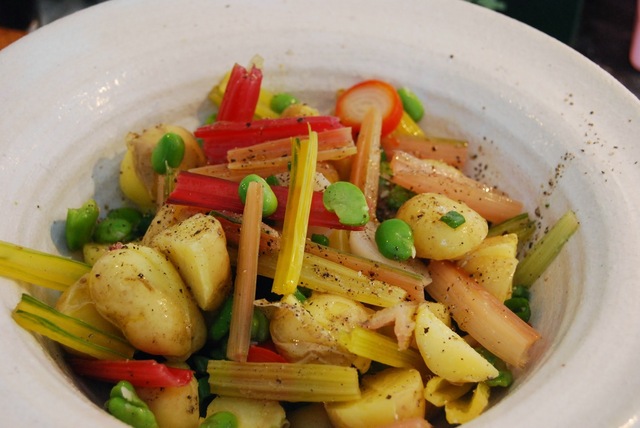 Var dags gröna mat - Sallad på bondbönor, mangold och "härochdär-potatis"