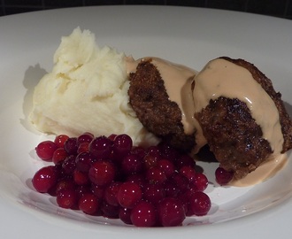 Wallenbergare på nötfärs med potatismos och whiskeylingon