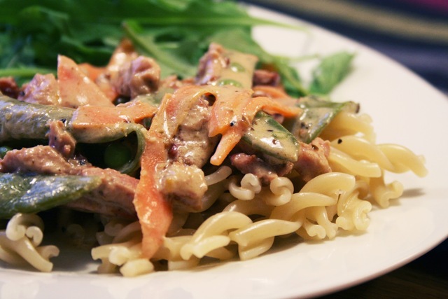 Pastasås med sockerärtor, morot och fläskfilé