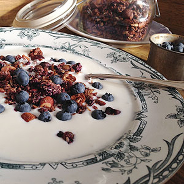 En ljuvlig frukost på sängen med hemmagjord Blåbärsmüsli till helgen kanske?