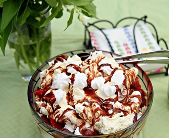 Jordgubbsswiss med hemmagjord chokladsås