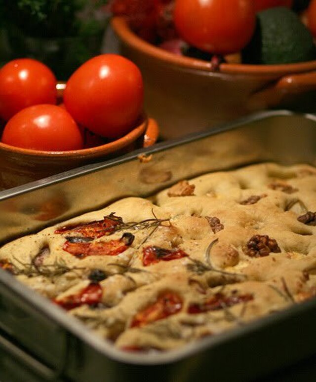 Värmande, solgul soppa med sting och premiär för foccacia