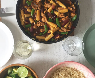 Asiatisk kycklingpanna med soja, ingefära och champinjoner, serveras med ananas- & gurksallad.