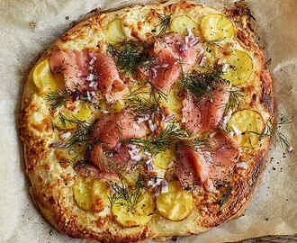 Pizza med potatis, lax och rödlök