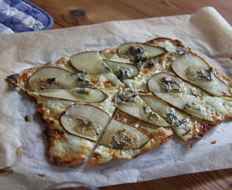 Recept: pizza bianco med päron och Saint Agur