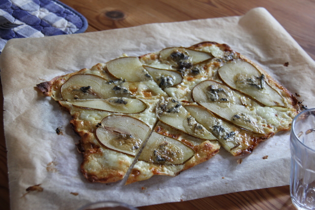 Recept: pizza bianco med päron och Saint Agur