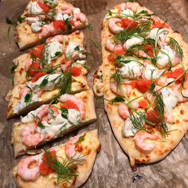 Pizza Bianco med räkor och aioli