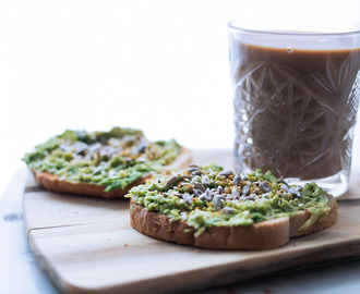 Toast med Avokado & Solrosfrön