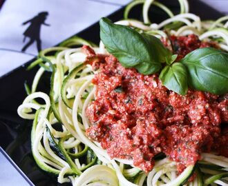 Raw pasta med tomatsås