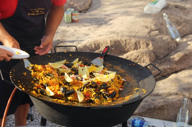 Poolparty med paella och sangria