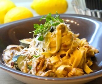 Pasta med kantareller, champinjoner och zucchini.