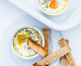 Ägg ›en cocotte‹ med smetana, dill och schalottenlök