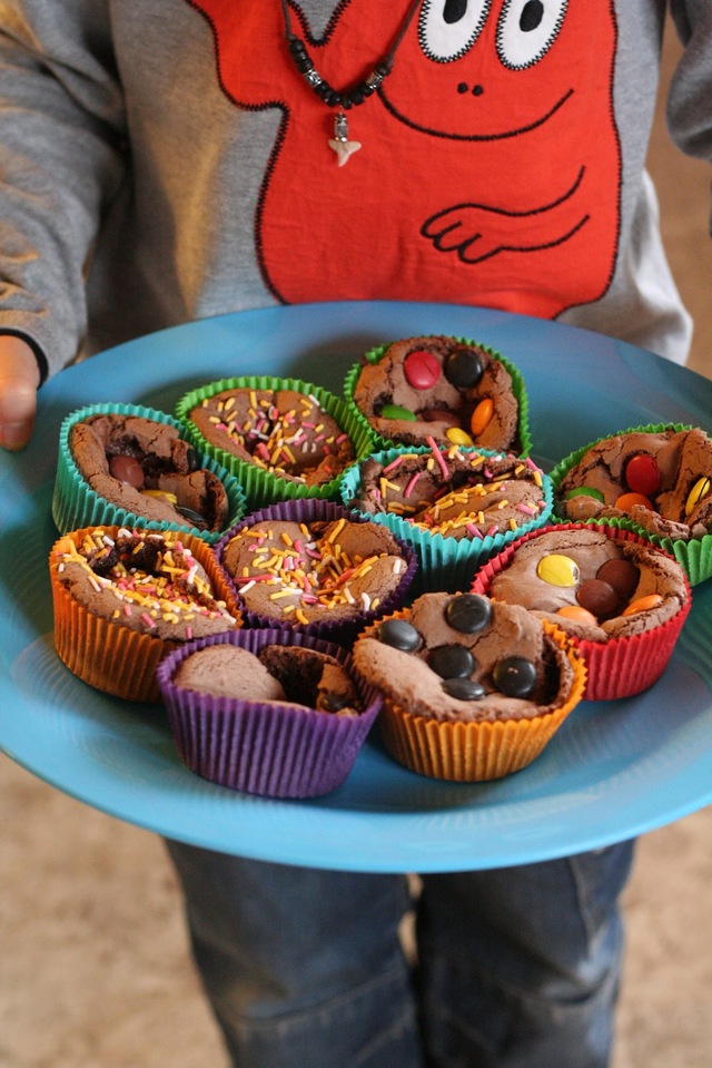 Kladdiga muffins med godis och strössel