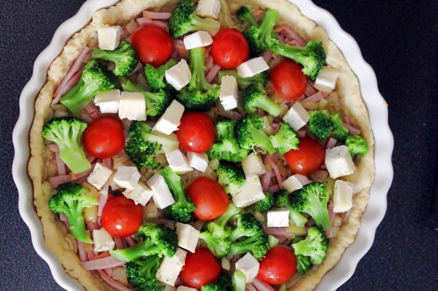 Krämig ostpaj med skinka och broccoli.