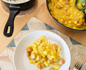 Korvgryta med smak av curry och äpple